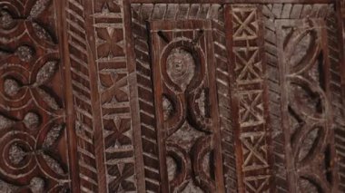 Karmaşık Fas ahşap işçiliğine yakın çekim. Geleneksel zanaat ve sanatçılık ayrıntılı oymalarda sergilenir. Bu koyu ahşap doku ve desen tarih, kültür ve antik sanatı çağrıştırıyor..