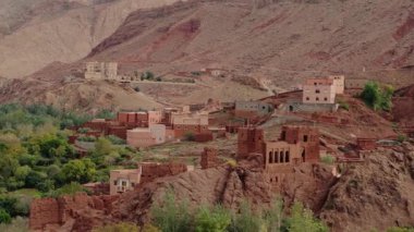 Geleneksel Fas köyü Atlas Dağları 'nın bir vadisine kurulmuştur. Bu çarpıcı görüntüler Fas 'taki kırsal yaşamın özünü yansıtıyor. Kırmızı kil binaları, yemyeşil vaha.,