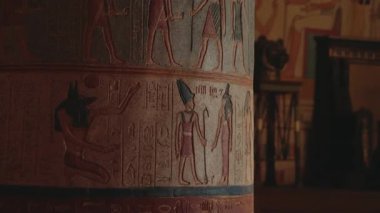 Eski Mısır hiyeroglifleri Fas 'ta bir çömleğe oyulmuş. Mısır tanrıları Anubis 'i ve hiyeroglif yazıları tasvir eden kilden bir kaba karmaşık oymalar..