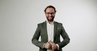 Neşeli bir iş adamı memnuniyetini ve onayını iki parmakla ifade eder. Kendinden emin, mutlu ve başarılı. Bu olumlu jest, anlaşma, destek ve cesaretlendirmeyi ifade eder..