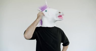 Tek boynuzlu at maskesi takan bir adam stüdyoda arka planda dans ediyor. İlginç ve eğlenceli, video kaygısız, kaprisli bir ruhu çağrıştırıyor, saçma ya da kutlama gerektiren projeler için ideal. 