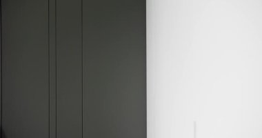Beyaz ve gri arka plan dokusu tahtası. Modern odadaki ahşap paneller. Boş oda ve ahşap paneller arka planda. Modern minimalist iç mekanda gri ve beyaz paneller. 