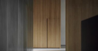 Ahşap duvarlı modern Minimalist oturma odası. Samimi Modern Mobilya Tasarımı. Lüks Zarif Oda. Modern ahşap dolap. Gardırop. Lüks Modern Ev İçi. Minimalist Ev İçi.