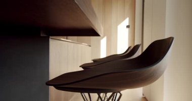 Yeni moda mobilyalarla dolu güzel bir mutfak. Doğal ahşap yemek alanı. Modern mutfak ve bar kahverengi sandalyeler minimalist dairede mutfak odasında. Yemek masası olan modern mutfak odası..