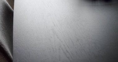 Modern siyah ahşap masa ve beyaz kumaş sandalyeler. Moda mobilyalar. Minimalist İç İşleri. Samimi Modern Mobilya Tasarımı. Lüks Zarif Oda. Lüks Modern Ev Yemek Odası.