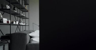 Siyah ve beyaz renkli zarif iç tasarım. Kral yatağı olan zarif ve basit bir yatak odası. Duvarında kitap rafı olan bir yer. Mobilyalı modern lüks yatak odası..