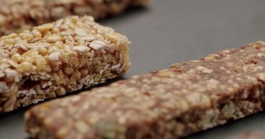 Ev yapımı granola, yulaflı, fındıklı ve meyveli meyveli meyveli gofretler. Egzersiz, yürüyüş ya da besleyici atıştırmalık olarak enerjiyi artırmak için ideal..