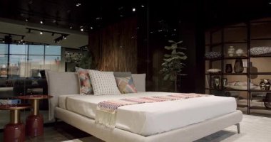 Zarif iç tasarım. Minimalist yatak odası. Modern Hotel Yatak Odası İçi ve Yastıklı Yatak. Minimalist İskandinav tarzı iç mekan. Mobilyalı modern lüks yatak odası..