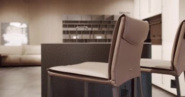 Modern beyaz ahşap mutfak mobilyaları ve modern kahverengi sandalyeler. Zarif, rahat ve Minimalist Ev. Modern siyah lavabosu olan yerli mutfak. Minimalist yemek masası olan modern mutfak odası.