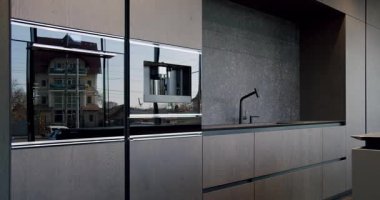 Bir adası olan lüks bir mutfak. Lüks evde modern iç mekan. Modern Krom Musluk. Modern ve geniş ahşap mutfak odası. Yeni Ev 'de minimalist tasarım. Gerçek Lüks Tasarım İçi.