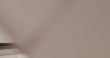 Kumaşı ve Tekstil modern kahverengi koltuğu oturma odasına kapatın. Modern Minimalist Evi. Zarif ve rahat bir ev, sıcak bir ortam. Modern bej koltuk. İç Detay.