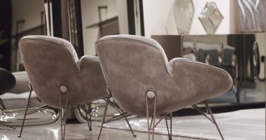 Kumaşı ve Tekstil modern kahverengi koltuğu oturma odasına kapatın. Modern Minimalist Evi. Zarif ve rahat bir ev, sıcak bir ortam. Modern bej koltuk. İç Detay.