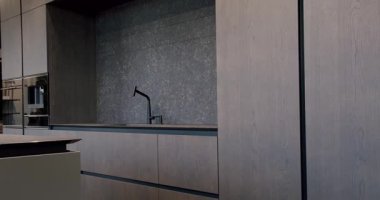 Modern ve geniş ahşap mutfak odası. Gayrimenkul. Bir adası olan lüks bir mutfak. Yeni Ev 'de minimalist tasarım. Gerçek Lüks Tasarım İçi. Neoklasik biçim, samimi iç mekan.