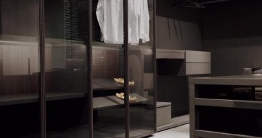 Tişörtlü soyunma odası. Zarif Ahşap Dolapta Yürüme Dekorasyonu. Lüks Soyunma Odası. Modern Sürgülü Kapılar. Kaygan Siyah Kapılı Siyah Gardırop. Dolapta Yürüyen Lüks Yatak Odası.