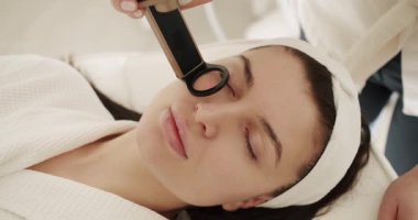 Yüz tazeleme, koruyucu gözlüklü güzel bir kadın estetik ilaçlar uygulanacak. Kadın güzellik kliniğinde LPG donanım masajı yaptırıyor. Güzellik tedavisi.