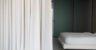 Gösterişli modern yatak odası, minimalist tasarım, nötr renk paleti ve geniş doğal ışık. Çağdaş ev dekorasyonu temaları için mükemmel. Modern Yatak Odası İç Tasarımı