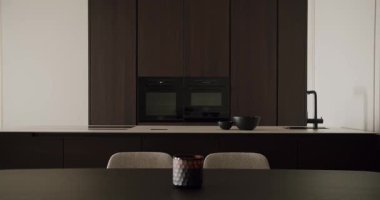 Modern ahşap iç mekan, modern aletler ve minimalist tasarım unsurları içeren zarif bir mutfak. İşlevsellik ve stile vurgu. Çağdaş Dark Wood Mutfak İçi