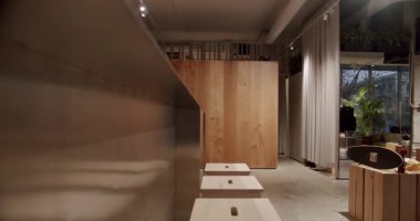 Modern Yönetim Kurulu Dekor ve Minimalist Tasarım ile İç İşleri. Duvarlarda kaykaylar sergilendi. Şehir Yaşam Tarzı Ürünleri için Moda Perakende Alanı. Alışverişe Hazır.