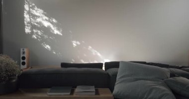 Konforlu mobilyalar ve minimalist dekorun yanı sıra eşsiz ışık desenleriyle aydınlatılmış rahat bir oturma odası olan çağdaş iç tasarım. Konforlu Koltuklu Modern Ev İçi