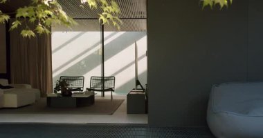 Modern sandalyeleri, yerden tavana pencereleri ve minimalist dekorları olan sakin bir dinlenme odası olan şık ve çağdaş bir ev. Zarif Mobilya ve Tasarım ile Modern Ev İçi