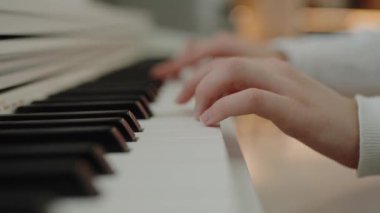 Odaklanmış genç, güzel bir kız. Elektrikli piyano çalarak eğleniyor. Müzik dersi veren genç bir müzisyen. Sessiz bir kişi dairesinde otururken piyano çalışır. Eller piyano tuşlarına basıyor.
