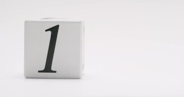 Tahta bloklar, ayın 18 'ini simgeleyen 18 sayısını beyaz arka planda gösteriyor. Tahta Numara Blokları Beyaz Arkaplanda Tarih 18 'i gösteriyor