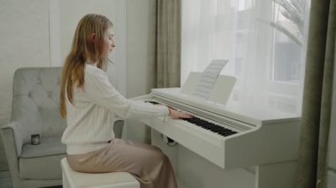 Odaklanmış genç, güzel bir kız. Elektrikli piyano çalarak eğleniyor. Müzik dersi veren genç bir müzisyen. Sessiz bir kişi dairesinde otururken piyano çalışır. Ev müziği stüdyosu kadını.