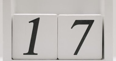 17 sayısını gösteren iki tahta blok tarafından çizilmiş bir takvim tarihinin yakın plan resmi. Takvim Gününün Kapanışı Tahta Bloklarda 17 Numara Gösteriliyor