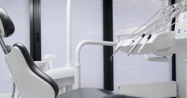 Dişçi koltuğu ve tıbbi ekipmanlı modern oda. Modern Dişçi Ofisi. Dişçi koltuğu ve diğer aksesuarlar. Diş sağlığı kliniği ekipmanları.