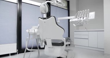 Dişçi koltuğu ve tıbbi ekipmanlı modern oda. Modern Dişçi Ofisi. Dişçi koltuğu ve diğer aksesuarlar. Diş sağlığı kliniği ekipmanları.
