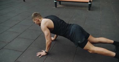 Atletik adamın dışarıda yoğun bir antrenmanı var. Aktif yaşam tarzı konsepti. Spor ve spor yaşam tarzı. Spor, sağlık, spor, spor, spor. Güç, motivasyon. Açık hava spor salonu.