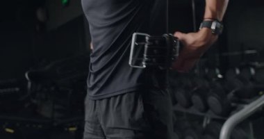 Spor salonunda halter kemerini bağlayan erkek bir sporcunun yakın plan çekimi, ağır kaldırma seansına hazırlanma, kendini adamışlık ve zindelik odağı. Sporcu Yoğun Çalışmaya Hazırlanıyor