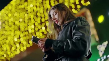 Genç bir kadın, gece geç saatlerde akıllı telefondan şehir sokağında duran bir mesaj atıyor. Genç iş kadını eve dönüş yolunda gece olmasına rağmen sorunları çözer. Modern teknolojiler.