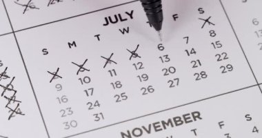 Takvimdeki kalem işaretleme tarihlerinin yakın plan resmi. Zaman yönetimi, planlama ve düzenleme için mükemmel bir konsept. Zamanlama ve Planlama Takviminde Kalem İşaretleme Tarihlerinin Kapanışı