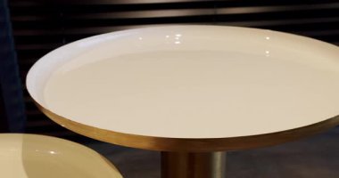 Lüks dekorda ve lüks dairede detaylar. Modern Minimalist Yuvarlak Kahve Masası Çağdaş İçişleri 'nde oturma odasında. Altın maddeyle dolu lüks detaylar oturma odasında modern yuvarlak masa..