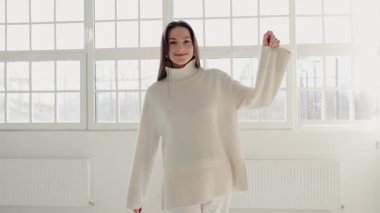 Kameraya sevgiyle bakan nazik kadın portresi. Gülen mutlu kadın. Güzel gözlü bir manken. Kameraya bakan güzel bir kızın portresi.