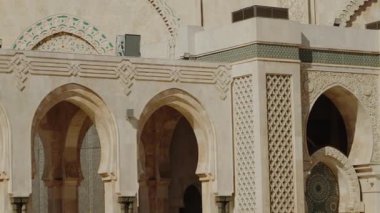 Kazablanka 'da yer alan Hasan II Camii, dünyanın en büyük camilerinden ve en güzellerinden biridir. Sergide karmaşık İslami tasarım ve mimari yer alıyor..