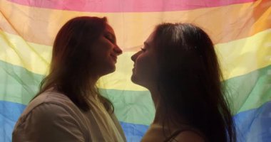 Bir çift, Igbt ve lezbiyen kadınlar evde. Sarılın ve birbirinize sarılın. Sevgiler ve öpücükler, LGBTQI, Gurur Etkinliği, LGBT Onur Ayı, arkadaşlık konsepti. Lezbiyen çiftin aşk ve portresi.