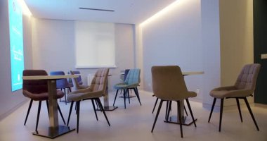Modern Yemek Odası İçi. Yemek odasında zarif ve rahat bir ev var. Minimalist Beyaz Yemek Yuvarlak Masası. Modern Beyaz Masa.
