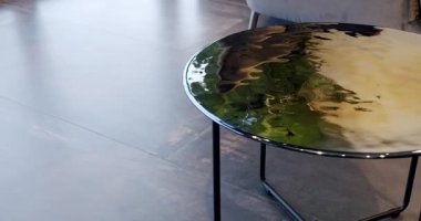 Modern Minimalist Yuvarlak Kahve Masası Çağdaş İçişleri 'nde oturma odasında. Çatı katı gibi bir daire. Oturma odasındaki cam modern yuvarlak masa. Ev lüks dekor.