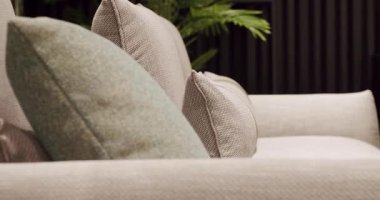 Duvarında modern siyah ahşap duvar kağıdı olan lüks bir ev. Kral yatağı olan zarif ve basit bir yatak odası. Minimalist yatak odası. Çift yatak ve yastıklı mobilyalarla modern yatak odası..