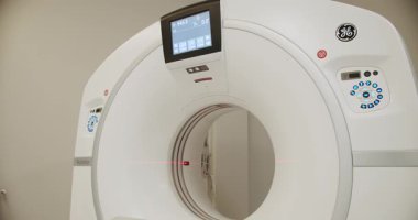 Tıptaki modern teknolojiler. Boş tomografi odasının görüntüsü. Tıbbi bir odada işlevsel MRI makinesi. Klinikte modern CT makinesi. Işık laboratuarına kurulmuş modern CT makinesi