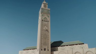 Hassan II Camii, Kazablanka 'daki en büyük camilerden biridir. Karmaşık detaylar ve güzel döşemelerle Fas mimarisinin çarpıcı bir örneği..