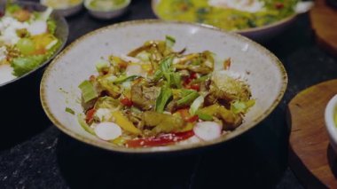 İştah açıcı, taze sebzeli kızartma tabağı ve kırsal bir kasede servis edilen et, canlı renkler ve dokular. Yemek ve yemek fotoğrafçılığı için mükemmel. Sebzeli taze salata.