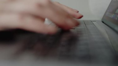 Uzaktan çalışma, teknoloji ve verimliliği temsil eden bir dizüstü bilgisayarın klavyesinde el yazısıyla yakın çekim. Ofiste ya da Çalışma Alanında Dizüstü bilgisayarda Yazan Ellerin Kapanışı