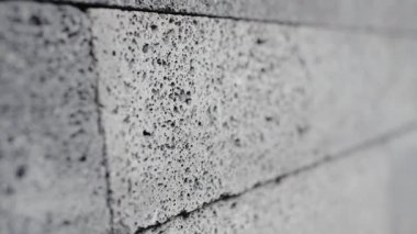 Kalıplı gri beton bir duvarın detaylı yakın çekimi. Yapı malzemelerinin ham ve endüstriyel doğasını gösteren arka plan, mimari ve inşaat kavramları için ideal.