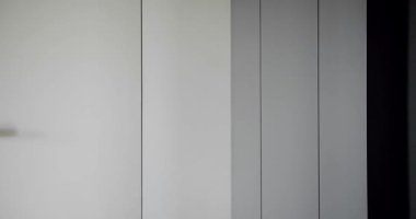 Beyaz modern kapısı ve beyaz minimalist sapı olan modern bir daire. Yaşam tarzı ve şık bir oda. Modern Showroom. Minimalist modern iç mekanda beyaz ve gri duvar. 