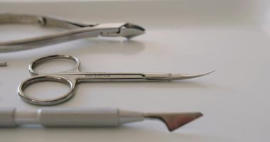 Çivi bakım aletleri. Profesyonel aletler, tırnak törpüsü, makas, meme uçları ve manikür için kuaför. Tırnak bakımı prosedürü için tepside steril aletler.