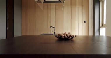 Lüks evde modern iç mekan. Minimalist bir mutfağın içinde. Açık Ahşap Duvar ve Zemin. Modern lavabosu olan yerli mutfak. Mutfağın içi çok şık. Bir adası olan lüks bir mutfak..