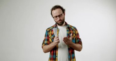 Ekose gömlekli bir adam bir yığın Amerikan dolarını sayar. Paraya, yoksulluğa, bütçeye ya da para sorunlarına bakarken yüzünde endişeli bir ifade var..